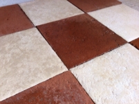 DAMIER ANTIQUE EN PIERRE ET TERRE CUITE DAMIER ANTIQUE EN PIERRE ET TERRE CUITE